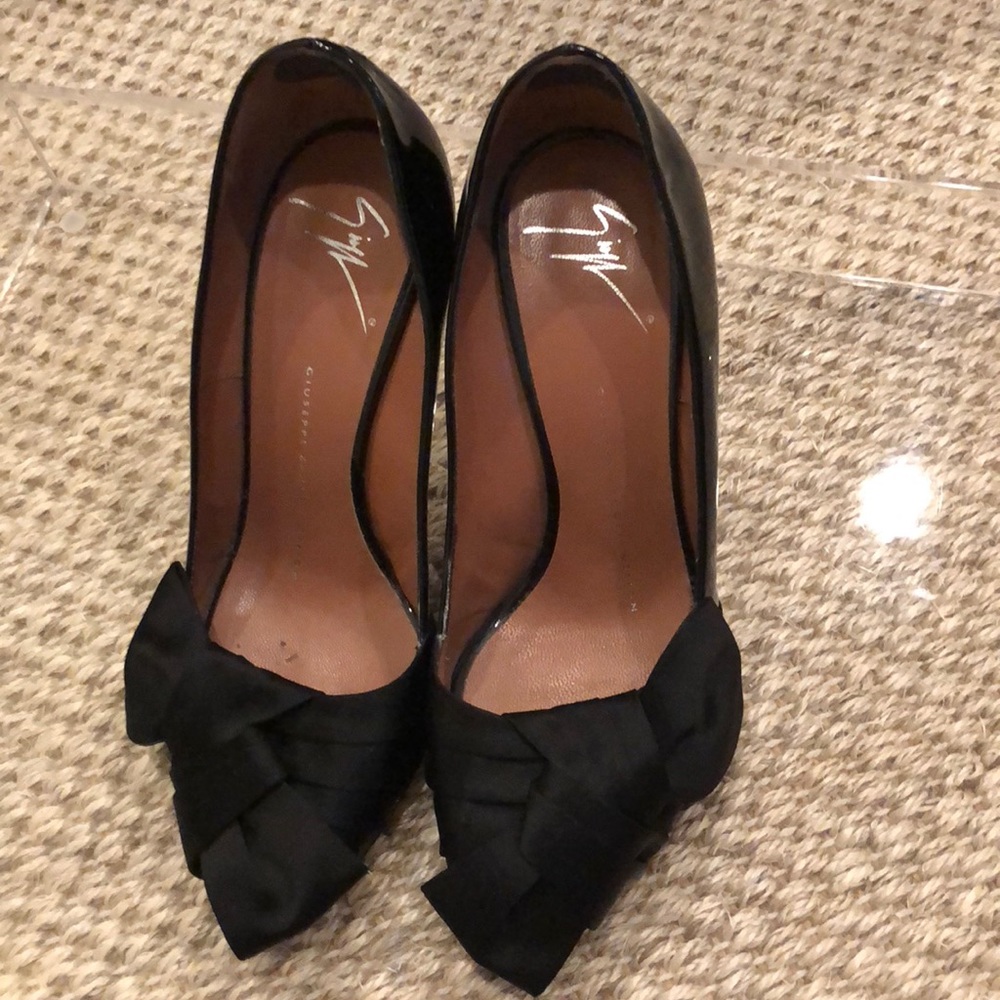 Giuseppe Zanotti 6 1/2(36.5) Black patent with bow